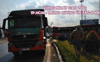 Vòng xoay cao tốc TP.HCM - Trung Lương ùn tắc 5 km vì tai nạn chết người
