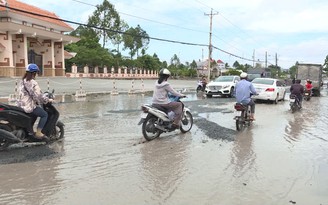 Ám ảnh tai nạn trên đoạn đường đầy “ổ voi” chìm trong nước