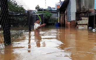 Người Bảo Lộc kêu khổ vì nhà thành… hồ bơi sâu tới ngực sau trận mưa