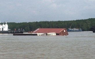 Cận cảnh công tác cứu hộ tàu 8.000 tấn chìm trên sông Lòng Tàu