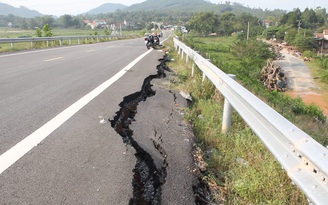 Đường dẫn lên cầu vượt cao tốc Đà Nẵng – Quảng Ngãi nứt toác như vừa động đất