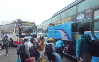 Bến xe miền Đông đông nghẹt người rời Sài Gòn về quê ăn Tết