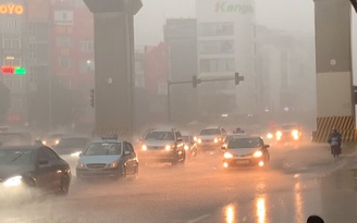 Kỳ lạ: 2 giờ chiều, Hà Nội bỗng tối mịt, mưa lớn, gió giật mạnh