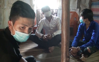 Bắt 3 thanh niên mua bán ma túy, tàng trữ hung khí nóng trong căn nhà lá Bắt 3 thanh niên mua bán ma túy, tàng trữ hung khí nóng trong căn nhà lá