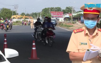 Nhiều ban ngành động viên lực lượng chiến sĩ tại các chốt dịch Covid-19 Nhiều ban ngành động viên lực lượng chiến sĩ tại các chốt dịch Covid-19