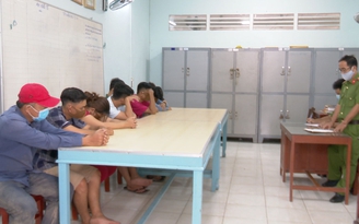 Bắt nhóm người tụ tập đánh bài giữa cánh đồng trong đêm khuya