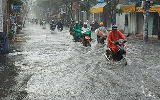 Người dân khổ sở do đường ngập nặng sau cơn mưa chiều