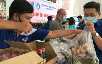 Ngày đầu hoạt động, “siêu thị 0 đồng” ở Cần Thơ có hơn 1.000 người nhận thực phẩm