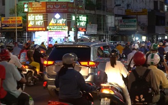 Đường phố Sài Gòn náo nhiệt trở lại, bắt đầu những điều “bình thường mới”