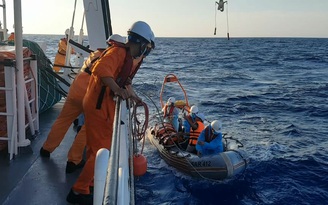 Cận cảnh tàu SAR 412 cứu ngư dân tai biến, méo miệng trên biển Hoàng Sa