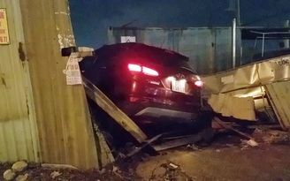 Hyundai Santa Fe lao vào 4 xe máy dừng đèn đỏ ở TP.HCM, 5 người bị thương