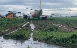Máy bay Vietjet trật đường băng, hành khách vật vờ ở sân bay Tân Sơn Nhất