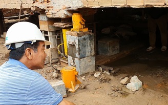 Xem cận cảnh “thần đèn” Nguyễn Văn Cư nâng ngôi nhà rường nặng 1.200 tấn