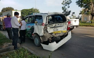 Tai nạn liên hoàn làm biến dạng xe taxi chở 7 người đi dự tiệc cưới