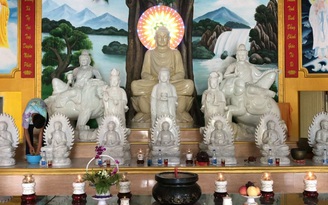 Kỳ lạ ngôi chùa có nhiều tượng Phật bằng đá đổi màu theo thời gian