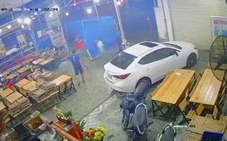 Truy xét nhóm người đạp hàng rào, xông vào quán nhậu đập phá, chém người Truy xét nhóm người đạp hàng rào, xông vào quán nhậu đập phá, chém người