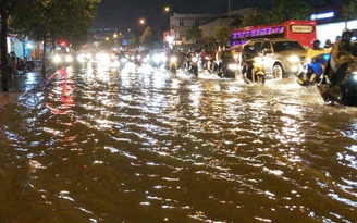 Lại bì bõm dắt xe khi đường phố TP.HCM ngập sau mưa lớn