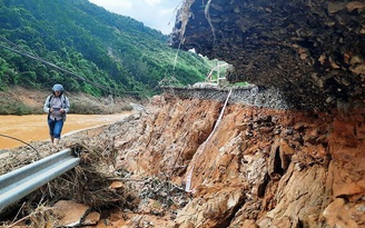 Đường Hồ Chí Minh sạt lở nặng nề vì lũ ống