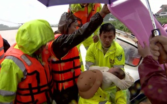 Hơn 500 hộ dân bị nước ngập lút mái nhà, tỉnh Quảng Trị đưa ca nô đi cứu