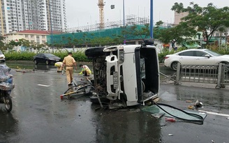 Hú vía vì xe tải lật ngang trên đại lộ Võ Văn Kiệt