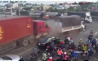 Tai nạn kinh hoàng: xe container tông hàng loạt ô tô, xe máy đang dừng đèn đỏ