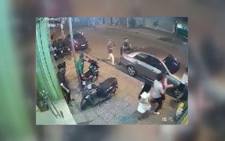 Kinh hoàng người hát karaoke đi nhầm phòng bị chém nhập viện