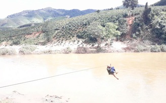 Khiếp đảm cảnh người dân đu mình trên dây cáp vượt sông Pô Kô