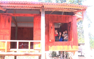 Báo Thanh Niên dựng lại 8 ngôi nhà nơi vùng núi lở