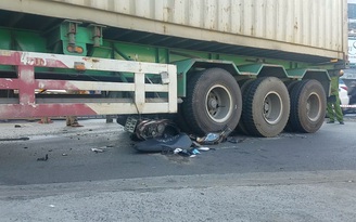 Hãi hùng xe container nổ lốp cán nát xe máy