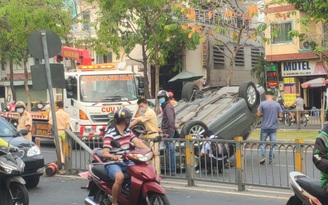 Đang chạy, ô tô con bất ngờ tông dải phân cách lật ngửa