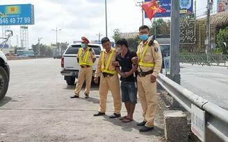 Bị kiểm tra ma túy trên cao tốc TP.HCM – Trung Lương, tài xế bỏ xe chạy thoát thân