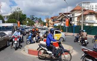 Du khách quá đông, chính quyền mong người dân Đà Lạt hạn chế lái ô tô Du khách quá đông, chính quyền mong người dân Đà Lạt hạn chế lái ô tô