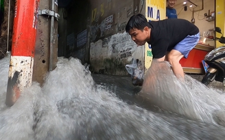 Mưa xối xả kéo dài ở TP.HCM: nhiều nhà ngập nặng, tiểu thương buồn rầu