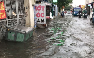 Người dân Sài Gòn khổ sở đi làm vì “đường thành sông” trong cơn mưa cực lớn