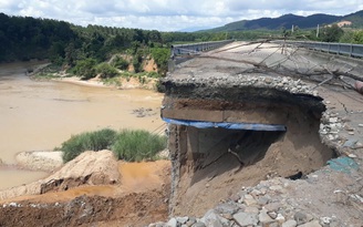 Người dân khốn khổ vì sạt lở cầu bắc qua sông Đăk Psi