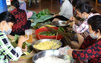Người dân Cồn Sơn gói bánh tặng tình nguyện viên ở các chốt kiểm dịch