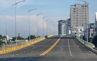 Cận cảnh cầu vượt nút giao thông phía tây cầu Trần Thị Lý trước giờ thông xe