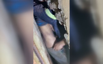 Bé trai 14 tuổi bị mắc kẹt trong khe tường suốt 26 tiếng Bé trai 14 tuổi bị mắc kẹt trong khe tường suốt 26 tiếng