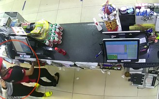 Cướp kề dao vào cổ nữ nhân viên cửa hàng tiện lợi uy hiếp lấy hơn 9 triệu Cướp kề dao vào cổ nữ nhân viên cửa hàng tiện lợi uy hiếp lấy hơn 9 triệu