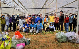 Thầy cô giáo Đà Lạt đi thu hoạch rau gửi TP.HCM: mong thành phố nhanh vượt qua đại dịch