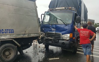Xe tải tông xe tải trên dốc cầu vượt trong chiều mưa làm 3 người bị thương Xe tải tông xe tải trên dốc cầu vượt trong chiều mưa làm 3 người bị thương