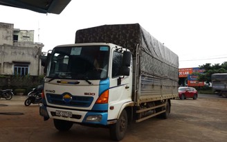 Phát hiện xe tải “luồng xanh” chở trái phép 3 người trong thùng xe ở Đắk Nông