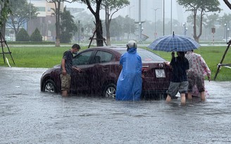 Ảnh hưởng bão số 5: mưa lớn, ngập đường ở Đà Nẵng