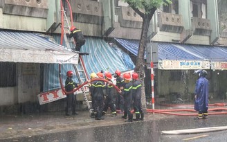 Cháy ki ốt ở sân vận động Chi Lăng, lính cứu hỏa dầm mưa chữa cháy