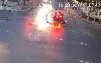 Kinh hoàng cảnh xe máy lao nhanh, tông ô tô đang qua đường khiến 1 người chết