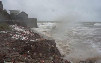 Bão số 8 suy yếu thành áp thấp nhiệt đới, sóng biển đập thẳng vào nhà dân
