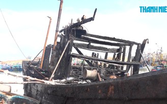Cháy hàng loạt tàu cá tại cảng Quy Nhơn trong đêm khuya, 4 tàu bị thiêu rụi