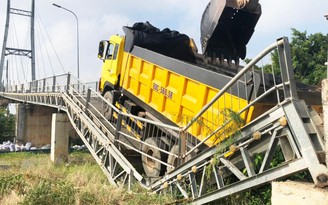Xe tải làm sập cầu dây văng Bình Phong Thạnh gây tê liệt tỉnh lộ 817