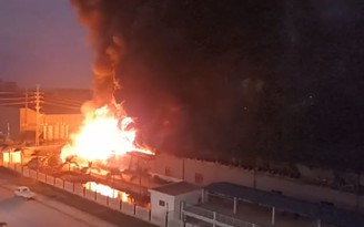 Cháy kinh hoàng tại xưởng nhựa 10.000 mét vuông trong KCN Quang Châu
