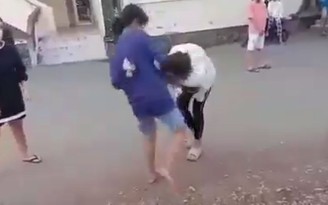 Xôn xao đoạn phim nhóm nữ sinh chia phiên đánh dã man 2 bạn gái